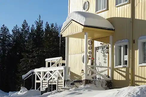 Le perron de l'ancienne école Halosenranta rénovée et convertie en hébergement touristique privé