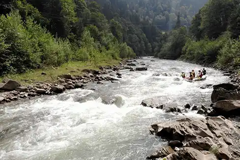 Rafting sur les rapides d'une rivière lapone